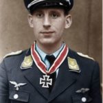 Ritterkreuzträger Hauptmann Semrau.- General Kammhuber überreichte dem erfolgreichen Nachtjäger das Ritterkreuz zu Eisernen Kreuz. Als Nachtjäger an der Kanalküste und über Afrika errang Hptm. Semrau unter schwierigen Bedingungen 14 Nachtjagdsiege Kriegsberichter Seuffert Oktober 1942 6319-42 Ritterkreuzträger Hauptmann Semrau.- General Kammhuber überreichte dem erfolgreichen Nachtjäger das Ritterkreuz zu Eisernen Kreuz. Als Nachtjäger an der Kanalküste und über Afrika errang Hptm. Semrau unter schwierigen Bedingungen 14 Nachtjagdsiege Kriegsberichter Seuffert Oktober 1942 6319-42