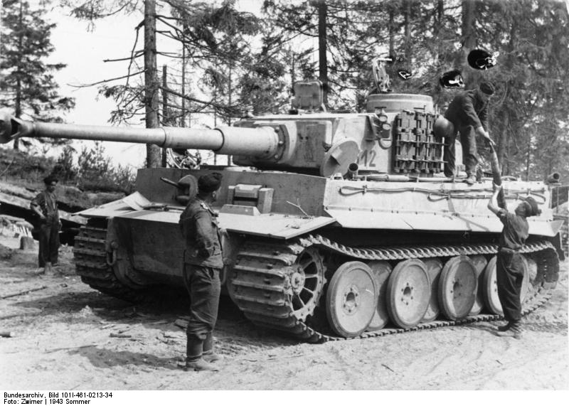 Russland, Panzer VI (Tiger I) wird aufmunitioniert Bundesarchiv Bild 101I 461 0213 34 Russland Panzer VI Tiger I wird aufmunitioniert