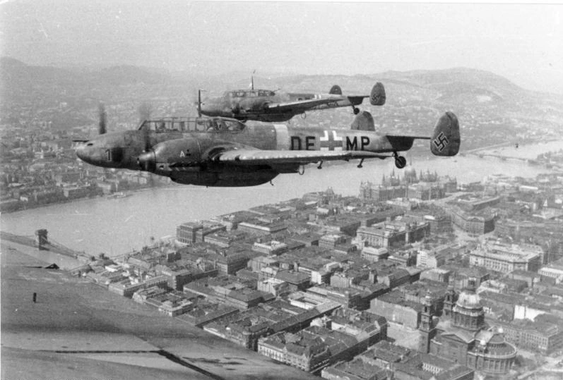 Bf 110 in volo su Budapest