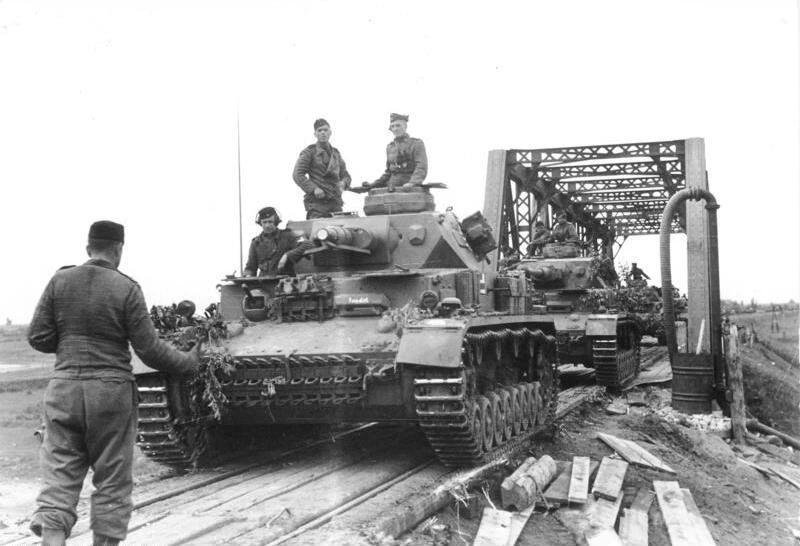 Bundesarchiv_Bild_101I-748-0099A-38,_Russland,_Panzer_IV Panzer IV F