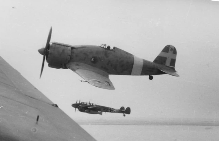 Un Fiat G.50 in volo con un Messerschmitt 110