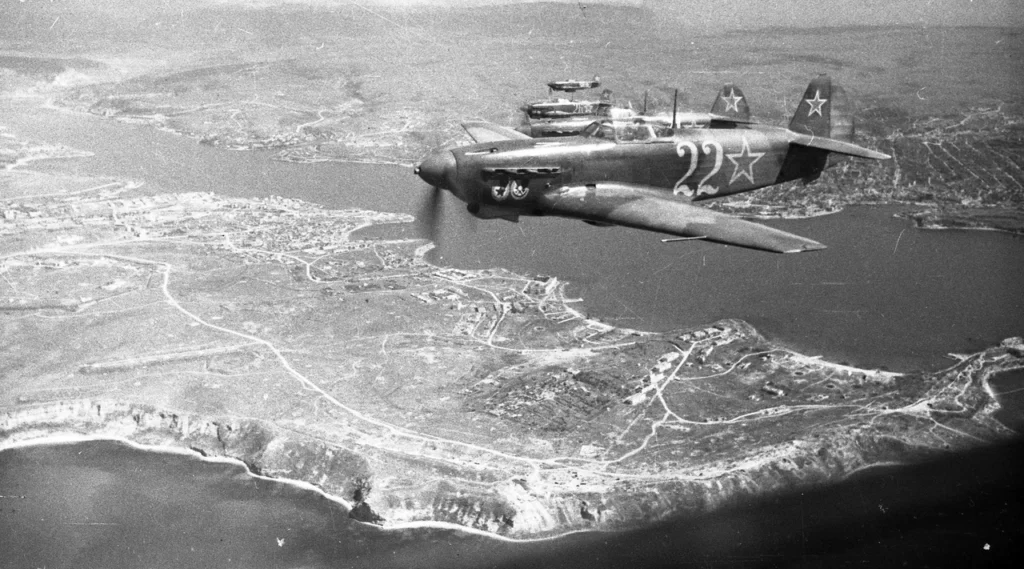 Yak-9D del 6° reggimento della Guardia in volo su Sebastopoli