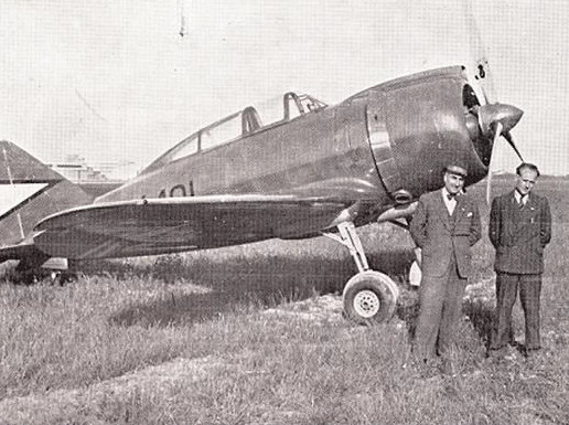 Ing. Alessio e Ing. Longhi davanti un RE.2000