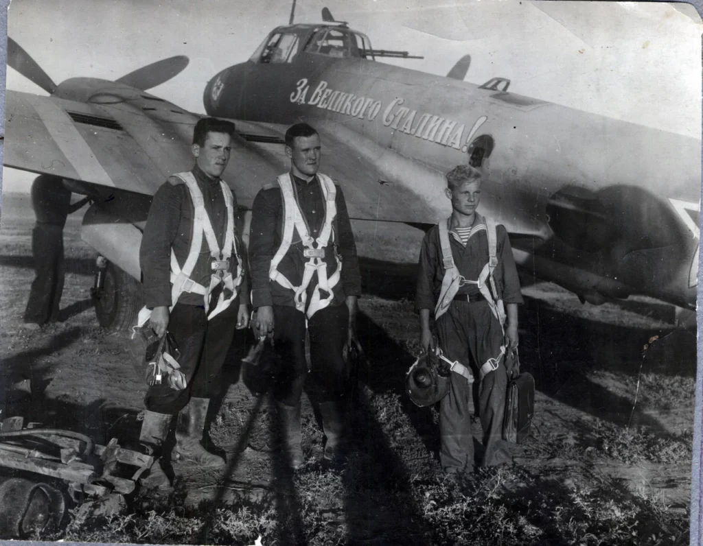 Equipaggio in posa davanti al loro Pe-2 "per il grande Stalin"