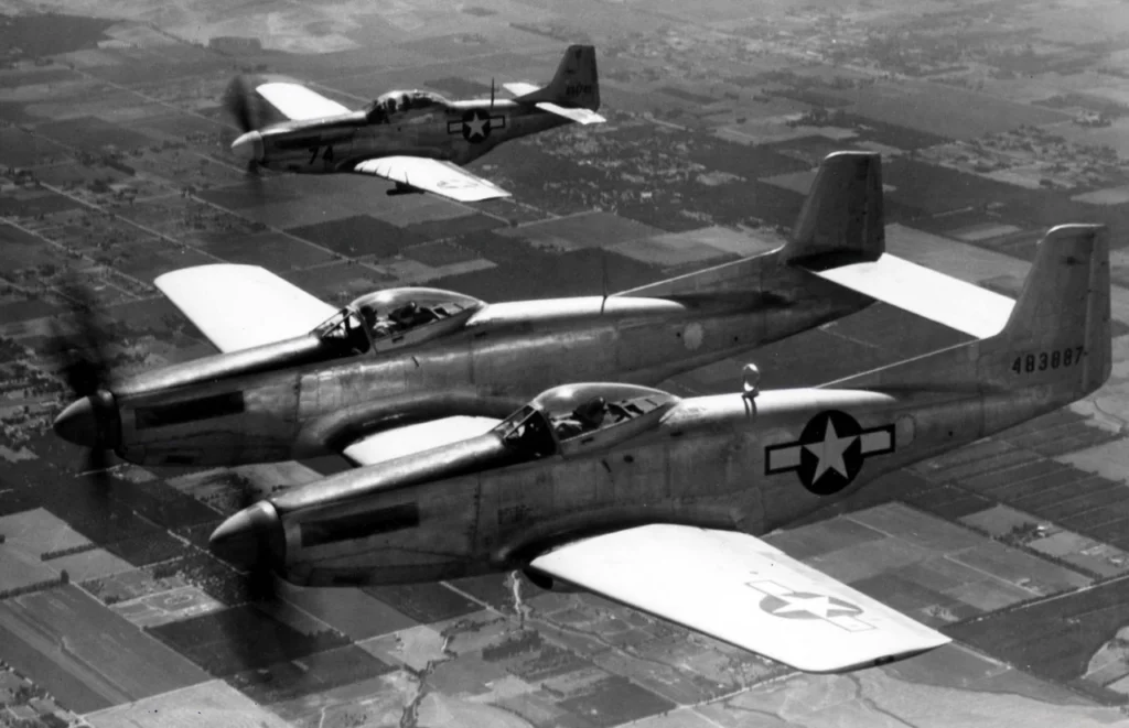 F-82 e P-51 in formazione