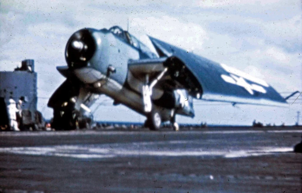 Grumman TBM con le ali piegate
