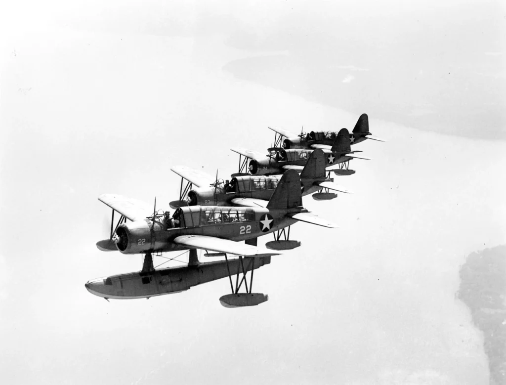 Una formazione di Vought OS2U Kingfisher in volo