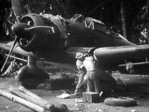 Aichi D3A2 durante la manutenzione
