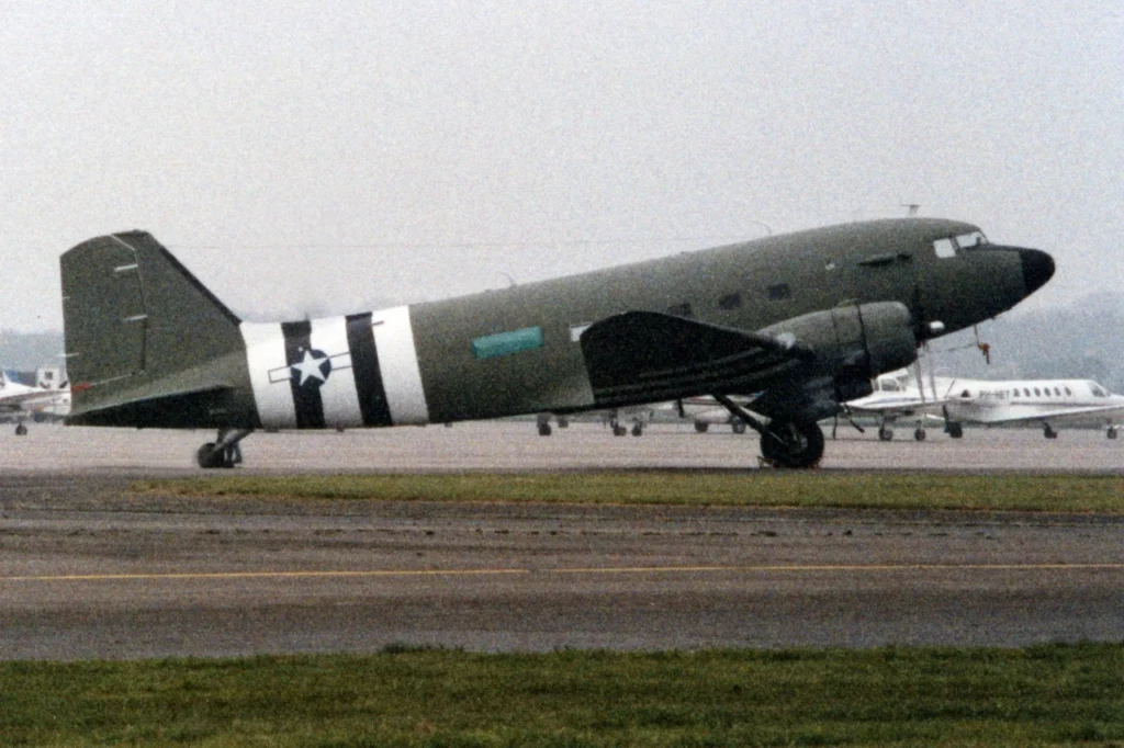 C-47 con livrea USAAF e le strisce di invasione, Rotterdam 1985