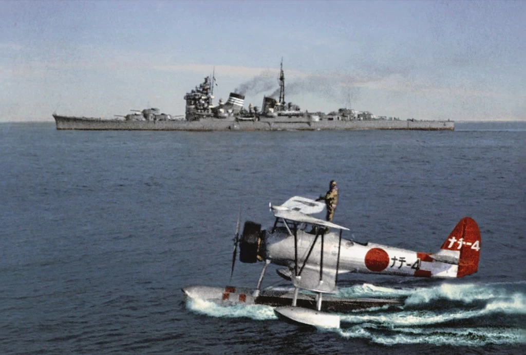 Nakajima E8N davanti all'incrociatore Haguro