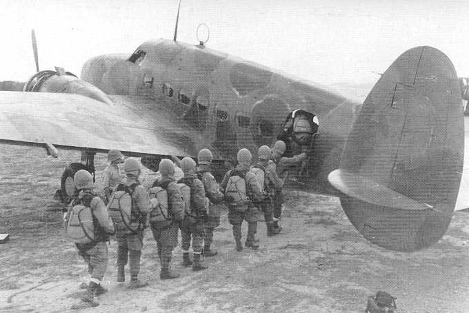 Paracadutisti si imbarcano su un Kawasaki Ki-56
