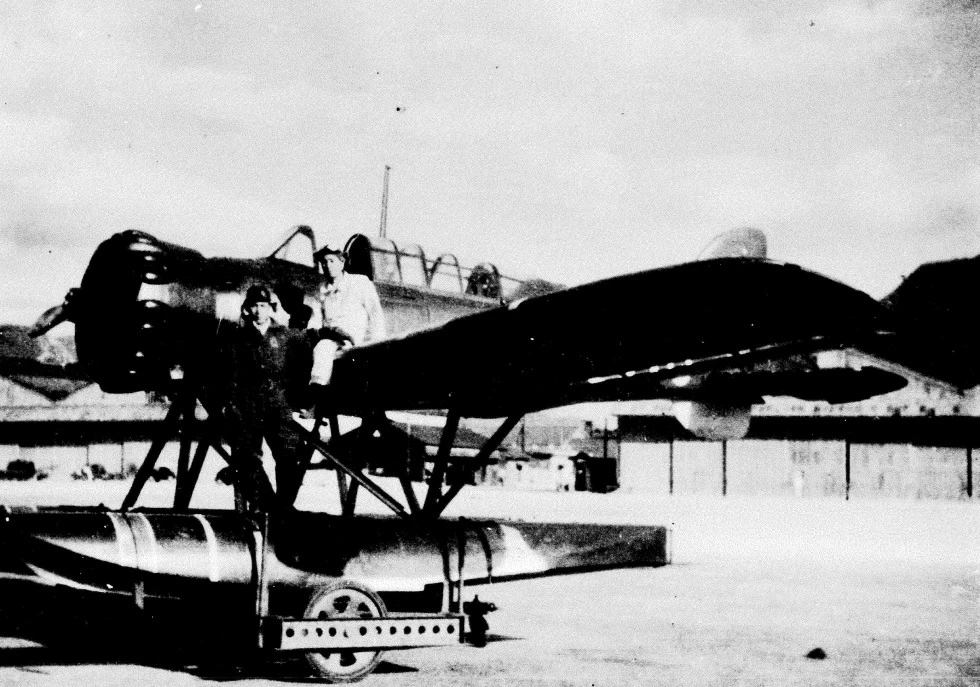 Nobuo Fujita (in piedi) con il suo Yokosuka E14Y.