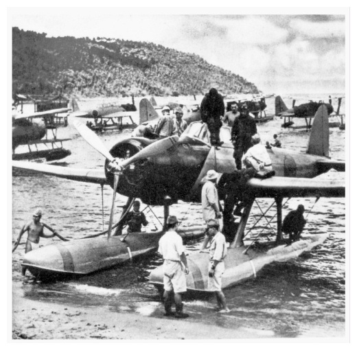 Un Aichi E13A1, durante la manutenzione