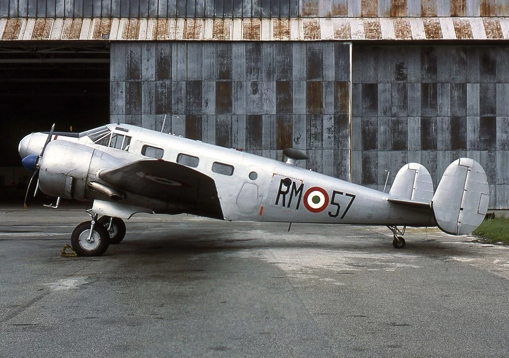 Un C-45 Expeditor all'Aeroporto di Guidonia nel 1980