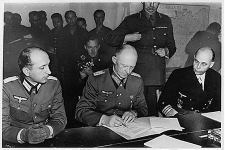 Jodl firma la resa dell'esercito tedesco