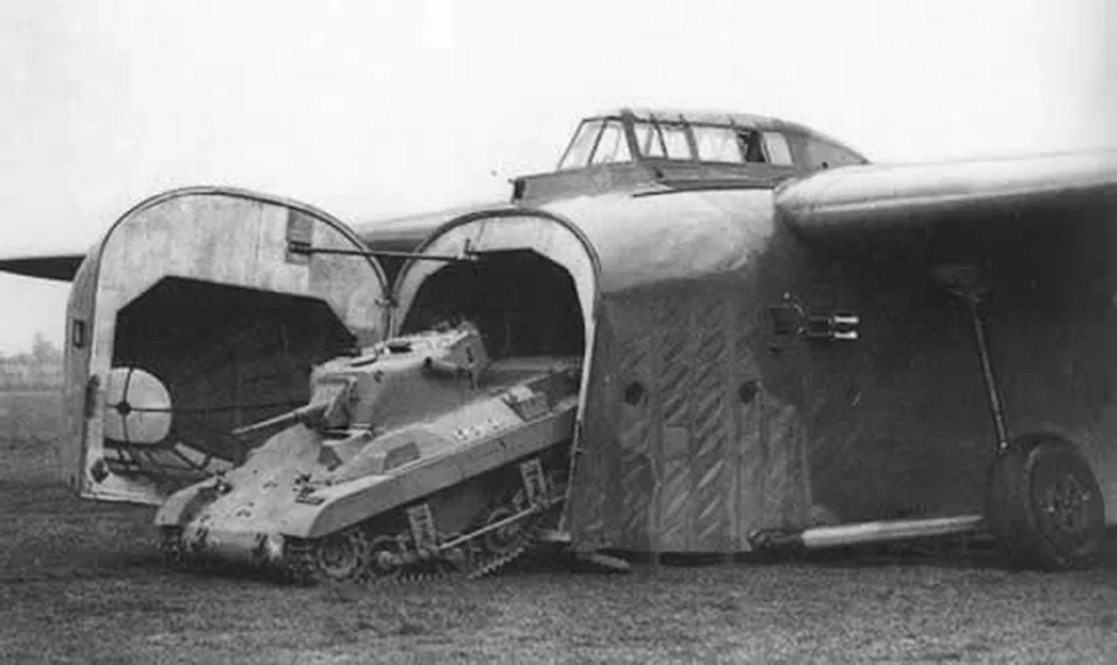Un carro leggero M22 Locust esce da un aliante Hamilcar