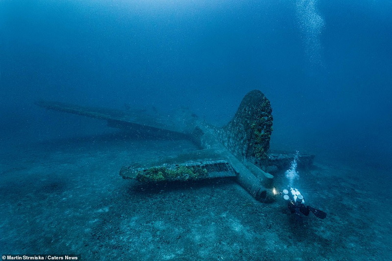 Fotografie del relitto di un B-17, affondato al largo della Croazia