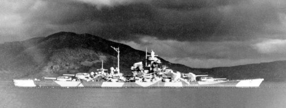 Di Sconosciuto – U.S. Naval Historical Center photograph NH 71390., Pubblico dominio Di Sconosciuto - U.S. Naval Historical Center photograph NH 71390., Pubblico dominio