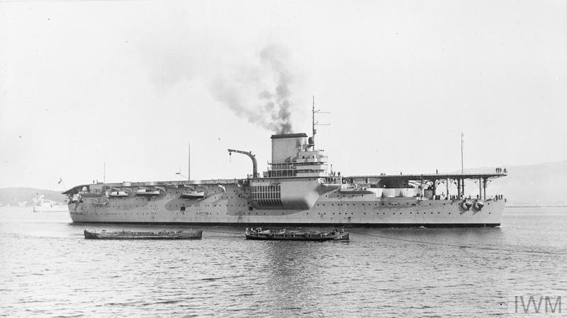 La Béarn priva di armamento (foto IWM)