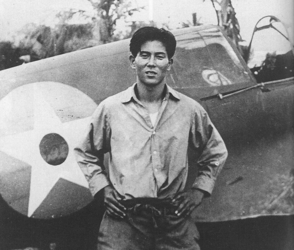Junichi Sasai in posa davanti a un P-40 abbattuto, 1941