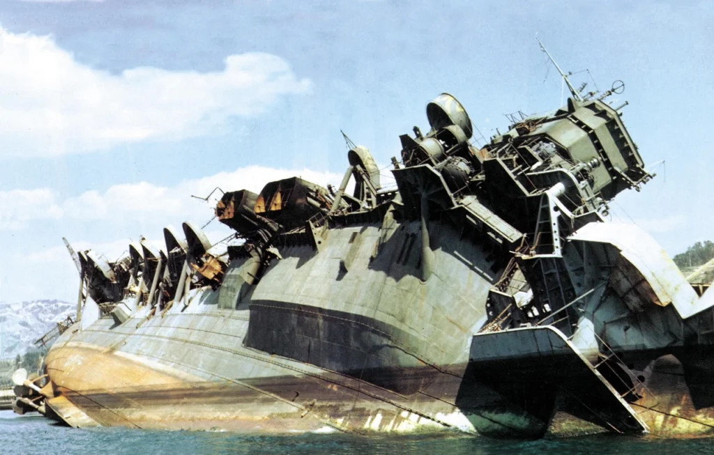La portaerei Amagi, affondata nel porto di Kure, 1946