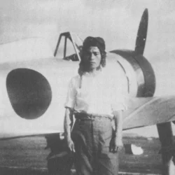 Mitsugu Mori davanti a un Mitsubishi A5M
