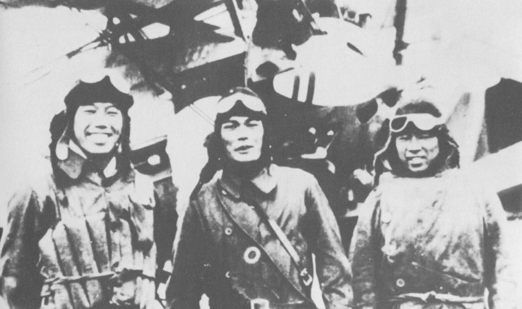 Toshio Kuroiwa (al centro)