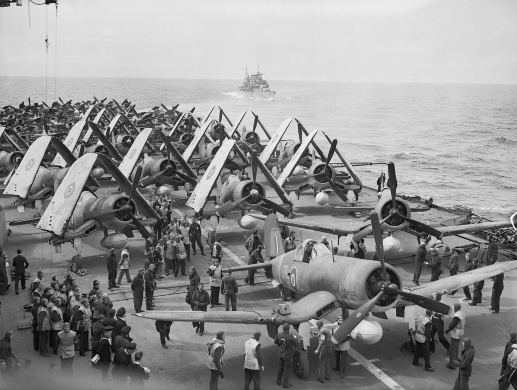 Corsair e Fulmar sul ponte di volo, luglio 1944