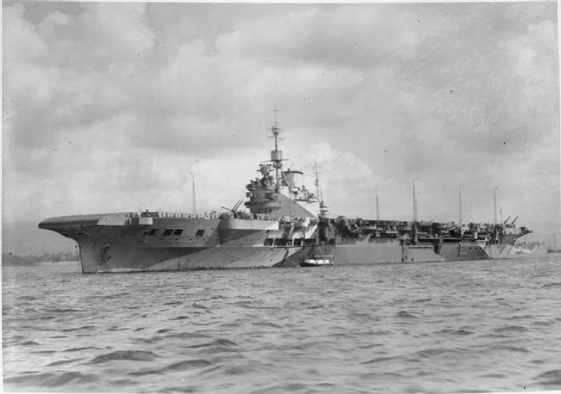 La Illustrious all'ancora