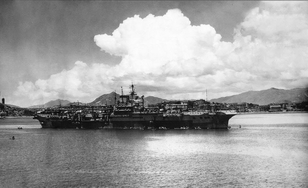 British_carrier_in_Victoria_Harbour La indomitable a Hong Kong, nel 1045