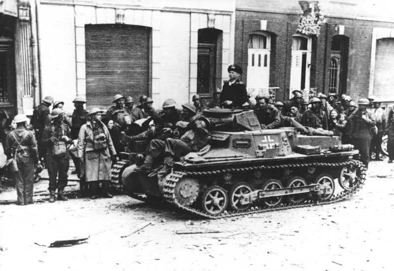 Bundesarchiv_Bild_183-B14898,_Calais,_britische_Kriegsgefangene Panzer I Ausf. B a Calais, maggio 1940