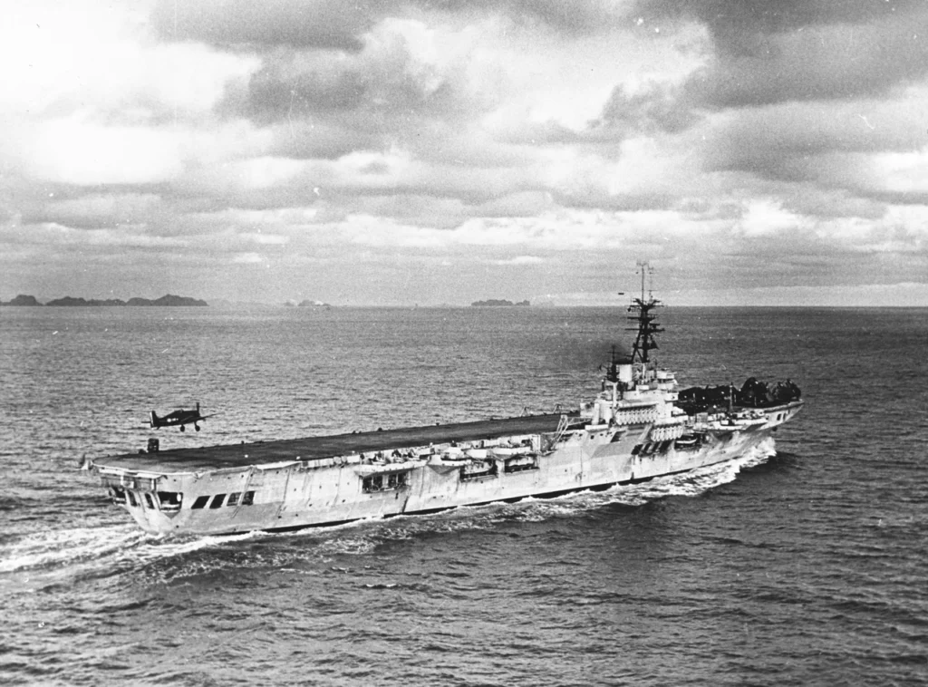 Arromanches_(R95)_with_Hellcat_landing_c1953 la Arromanches nel Golfo del Tonchino (1953)