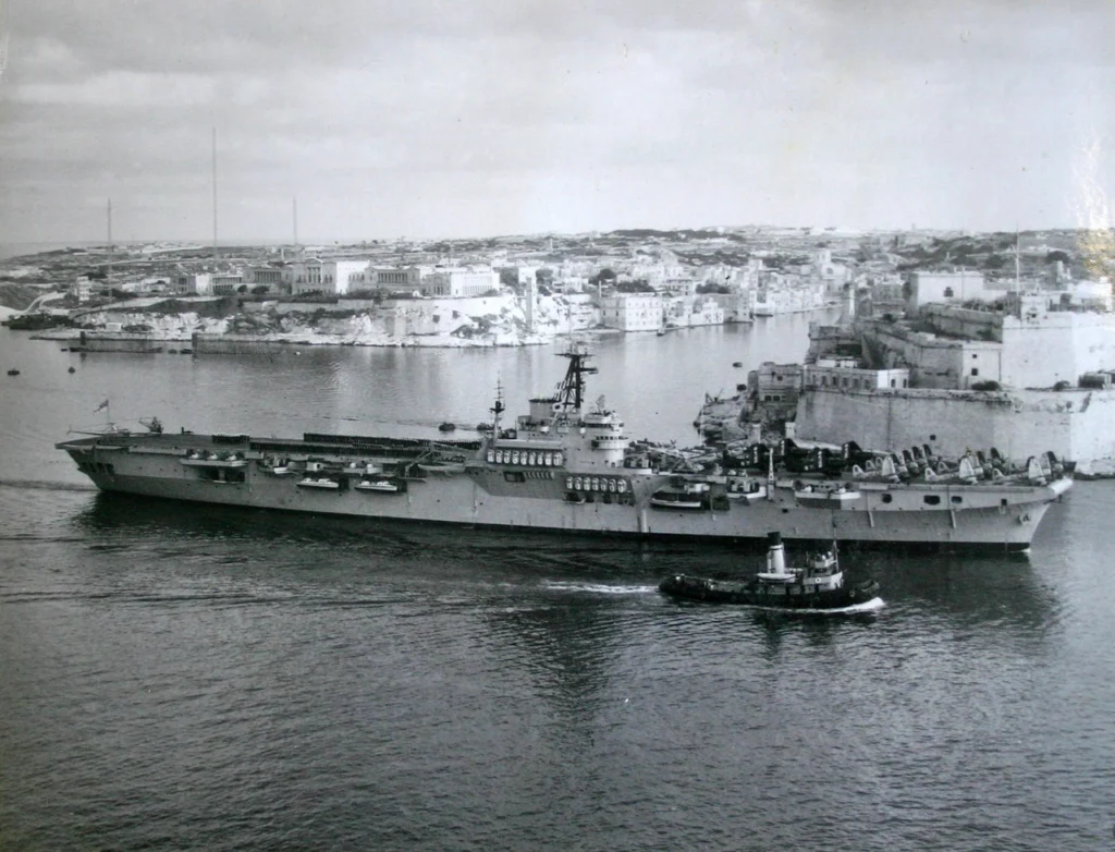 HMS_Glory_in_The_Grand_Harbour_Malta,_1954 La HMS Glory al porto di Valletta, 1954