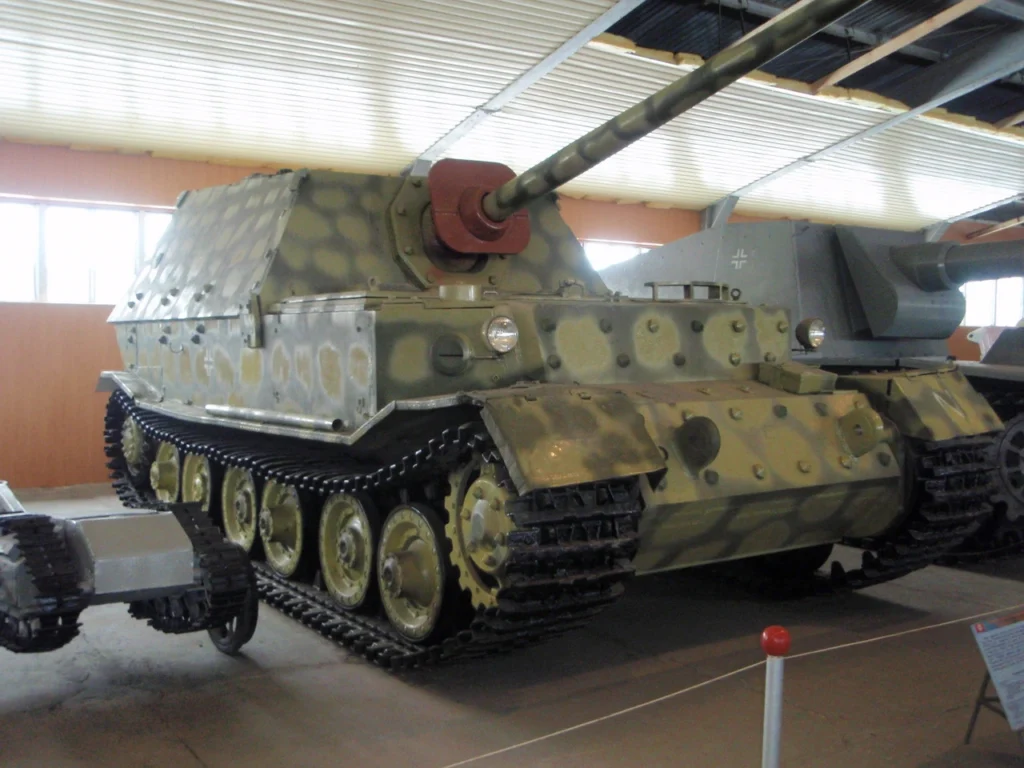 Ferdinand_in_the_Kubinka Un Elefant al museo di Kubinka