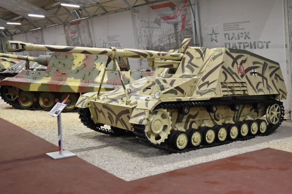 Nashorn_‘131_red’_–_Patriot_Museum,_Kubinka_(26518901069) Nashorn esposto al Patriot Museum di Kubinka
